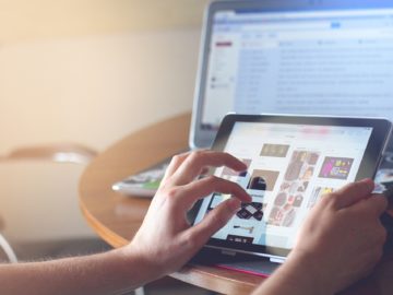 Über Tablet und Laptop wird ein Online-Shop aufgerufen.